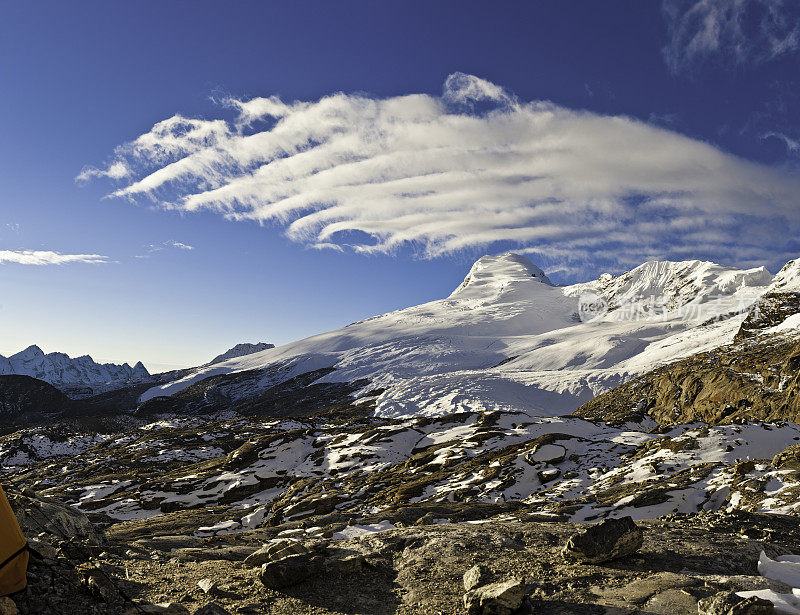 雪峰日出山营地云景喜马拉雅山尼泊尔
