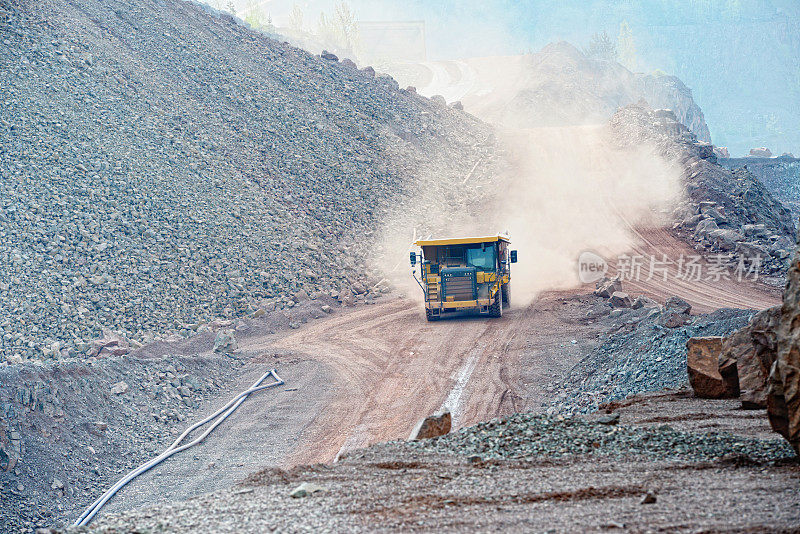 露天矿山采石场道路上的自卸车