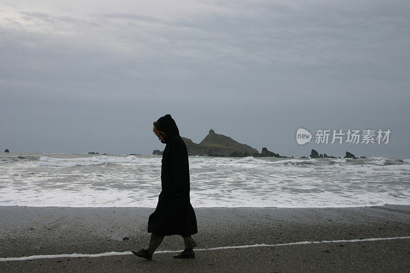 走过波涛汹涌的大海