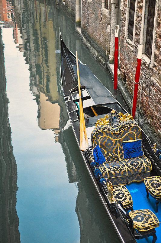 威尼斯运河里的贡多拉，倒影着水面