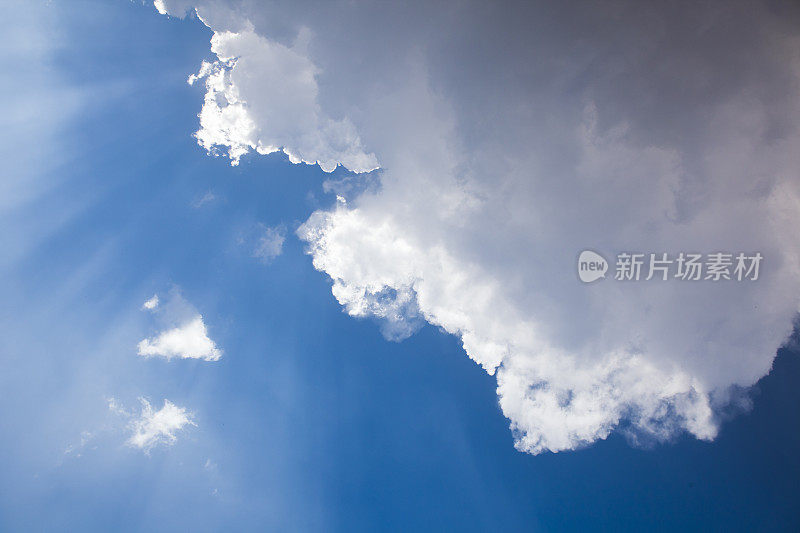 夏日蔚蓝的天空，浮云缭绕。