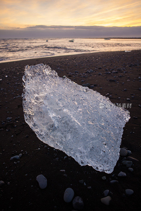 冰岛Jokulsarlon黑沙滩上的冰川冰