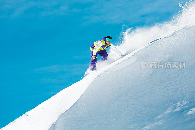 滑雪走下坡路