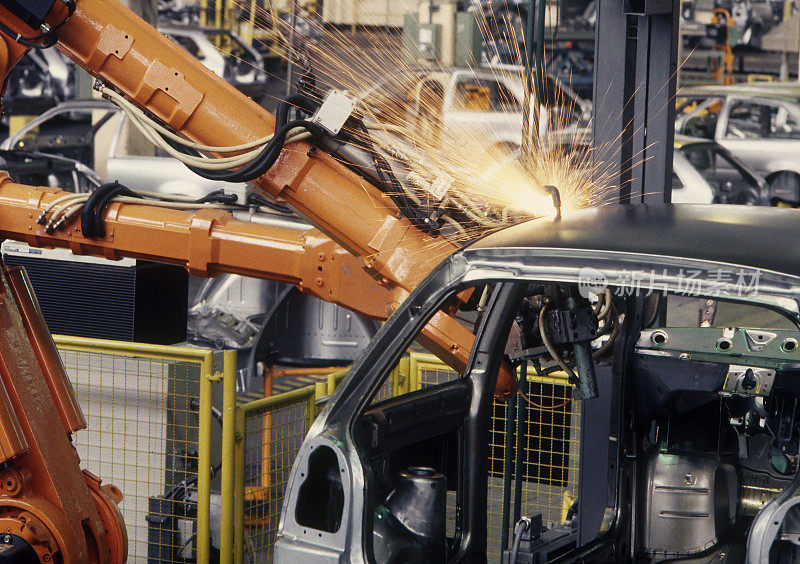 机器人在工厂里组装汽车