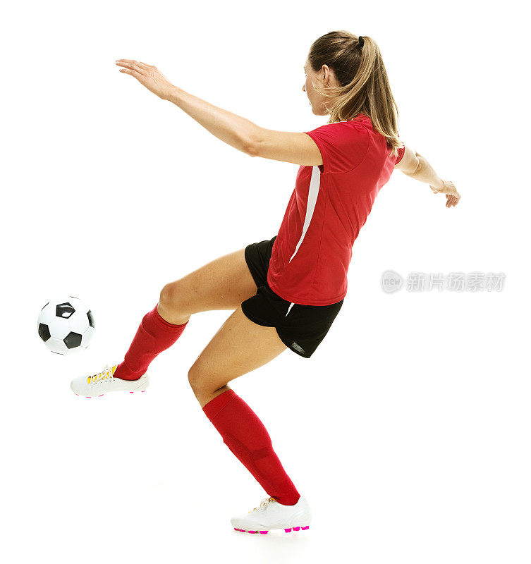 女足球运动员在踢球