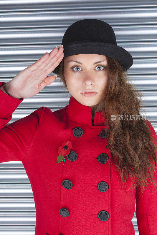 纪念日-女孩在军服风格的外套敬礼