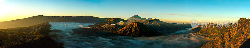 Bromo火山的日出全景