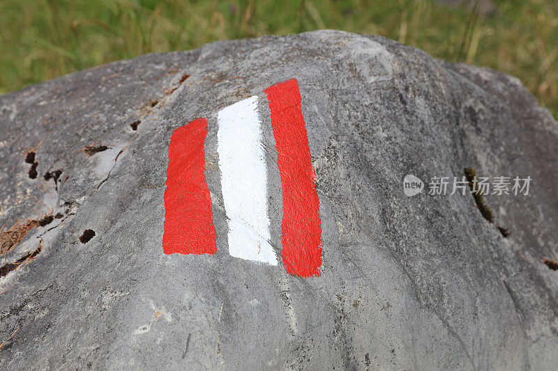 画在岩石上的小道标志。莱赫山谷。奥地利