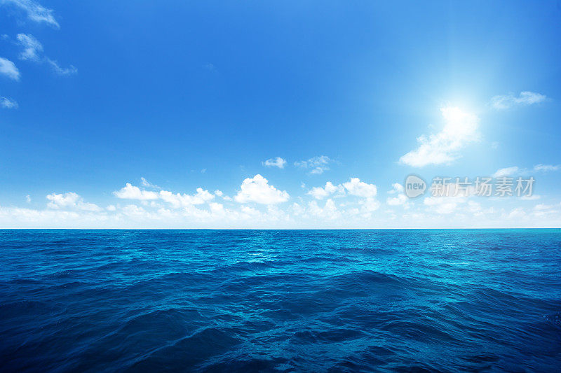 在一个阳光明媚的日子里，印度洋上平静的水域