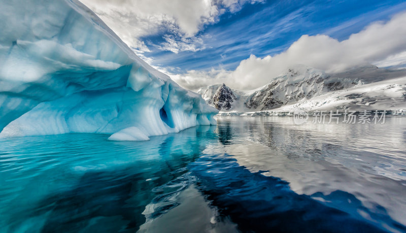 冰山漂浮在南极洲格雷厄姆岛上的安德德湾。