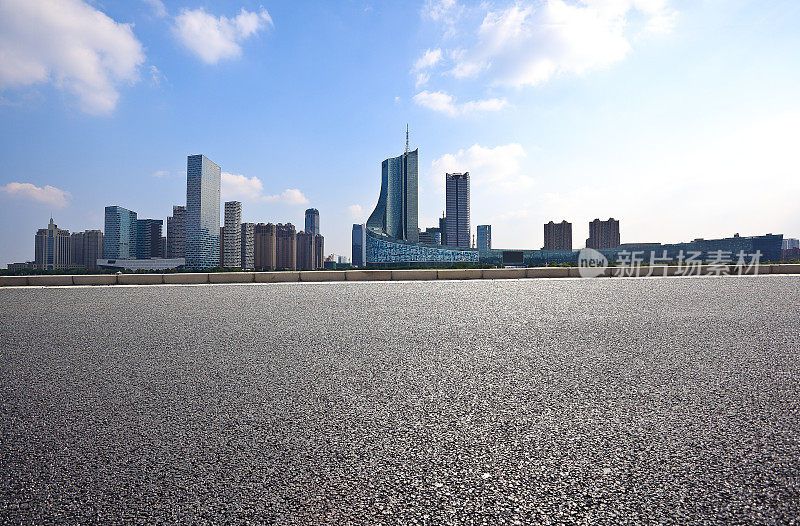 以城市建筑为背景的空路地板