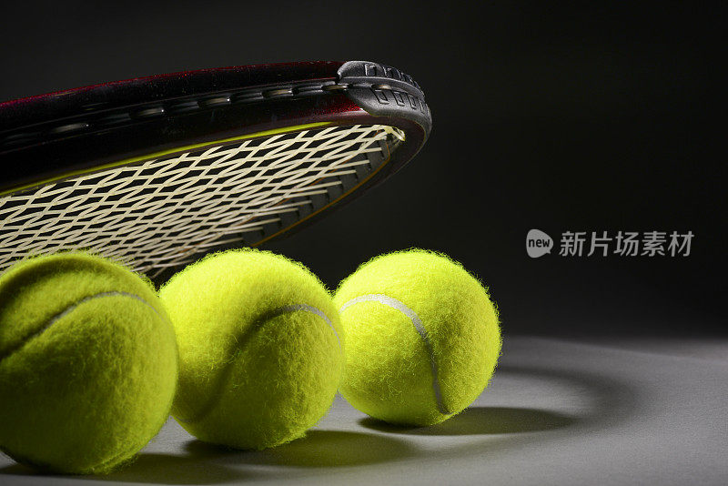 网球拍和球的灰色背景