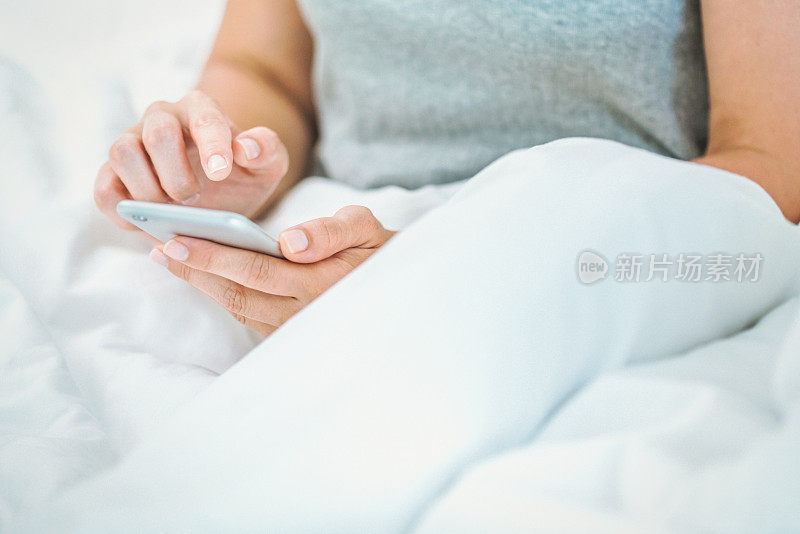 在床上使用智能手机