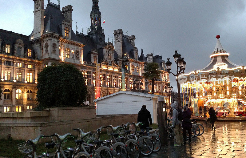 法国巴黎市政厅酒店的自行车架旋转木马