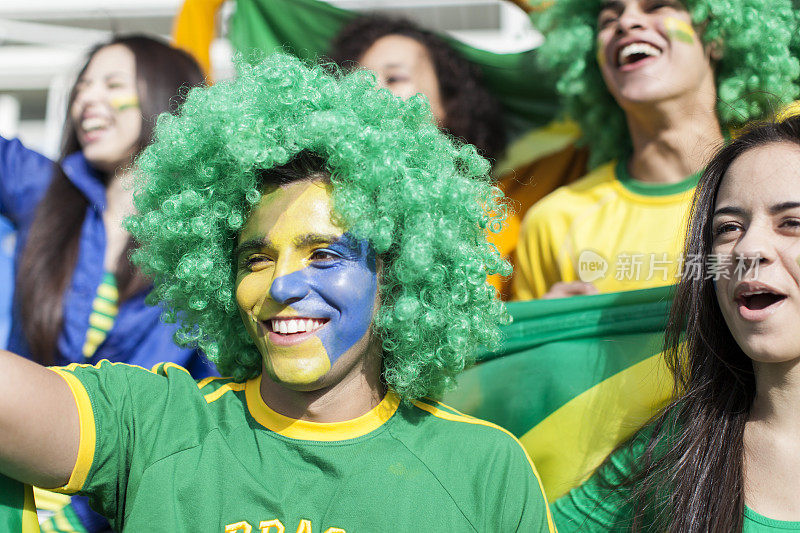 快乐的巴西球迷在欢呼。