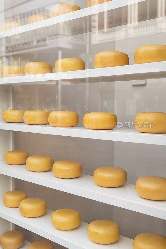 豪达奶酪在架子上的展示在一个奶酪商