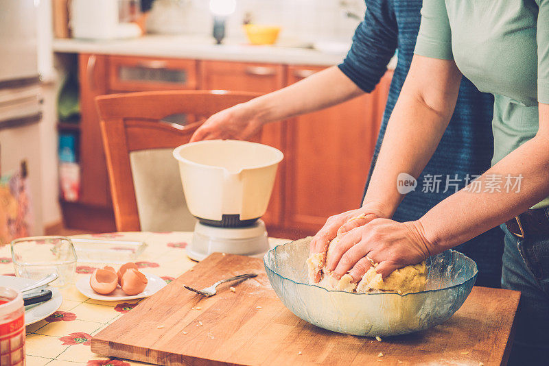 欧洲南部，为自制汤圆准备面团