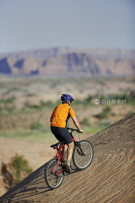 骑自行车的人骑山地车上坡滑石小径