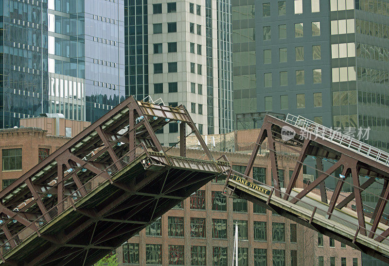 芝加哥市中心的一座帆船桥被架起