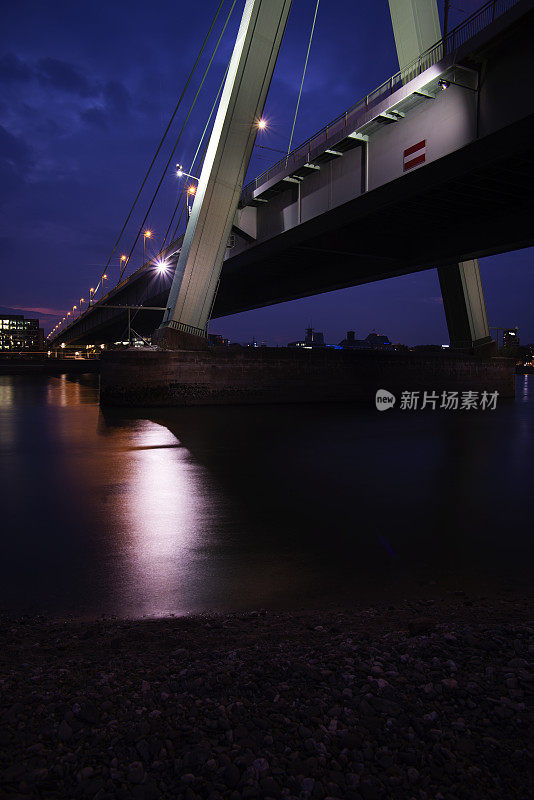 蓝色时刻，莱茵河和科隆灯火通明的大桥