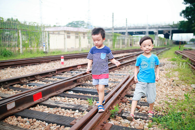 孩子们在跑道上玩耍