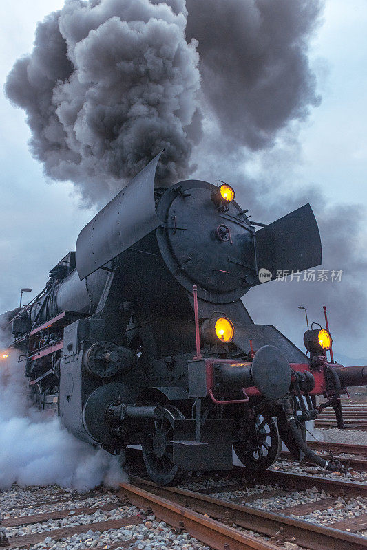 斯洛文尼亚新戈里察的老式蒸汽机车，烟雾