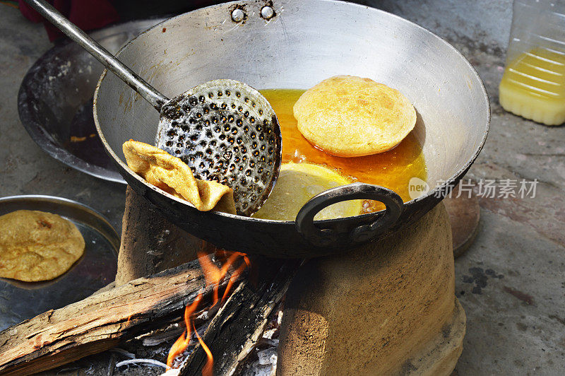 煮锅和Poori(印度菜)