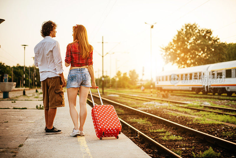 一对年轻夫妇乘火车旅行