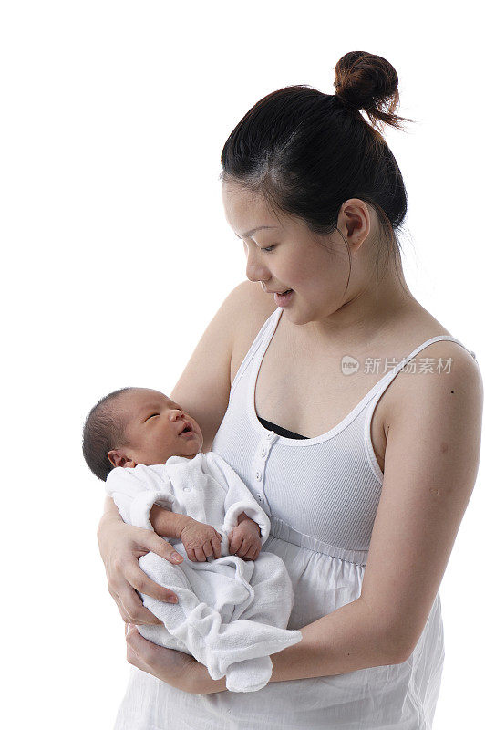 亚洲华人母亲与新生婴儿