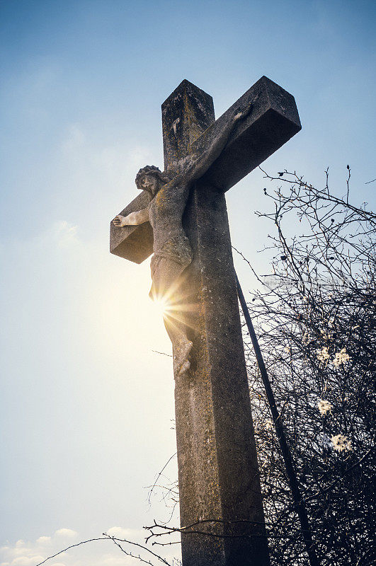 石头十字架与太阳