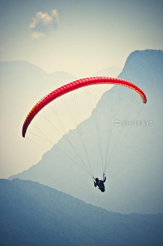 山上的滑翔伞，夏天的白云石