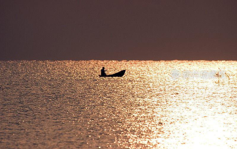 马拉维湖上的独木舟
