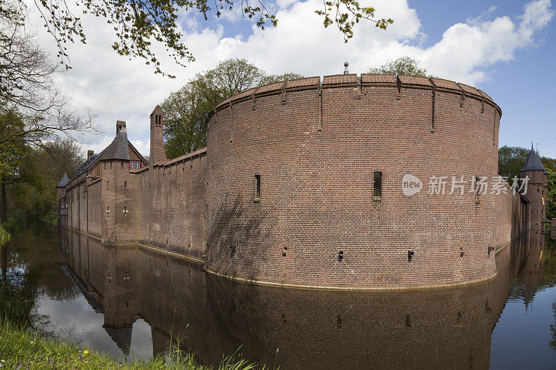 带护城河的城堡墙(XXXL)