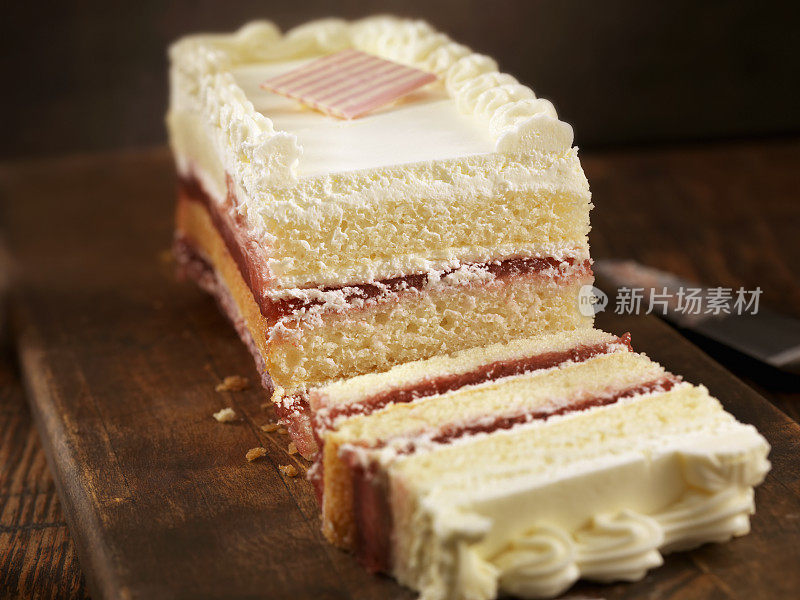 三层草莓奶油蛋糕