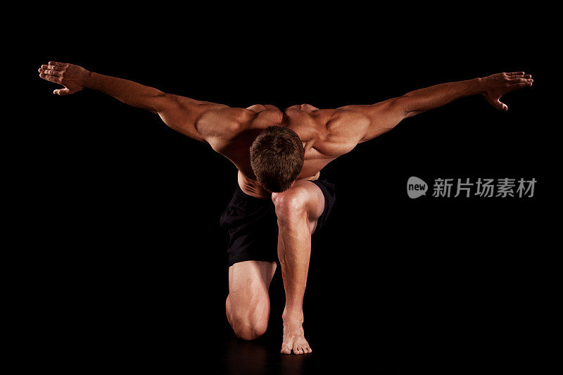 健身者做背部肌肉和手臂展示姿势