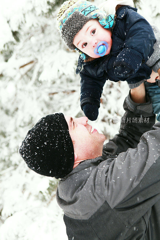 雪中的父亲和孩子