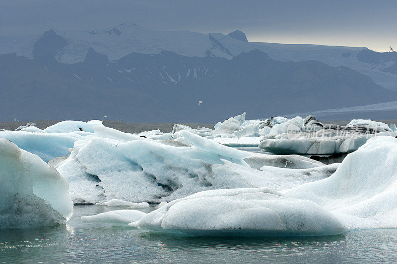 冰岛Jokulsarlon礁湖中的冰山