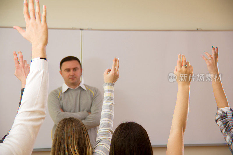 学生在教室里回答老师的问题。