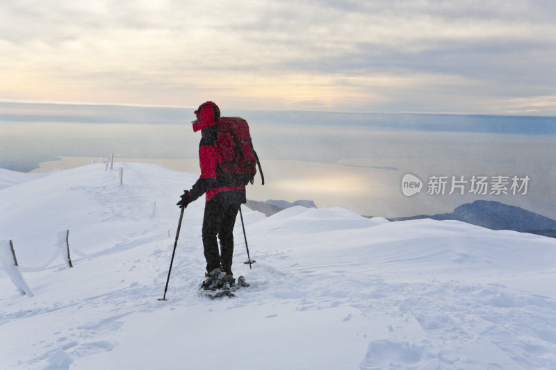 在巴尔多山上穿雪鞋