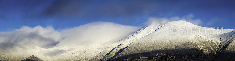 湖区斯基多雪山在冬季全景坎布里亚英国