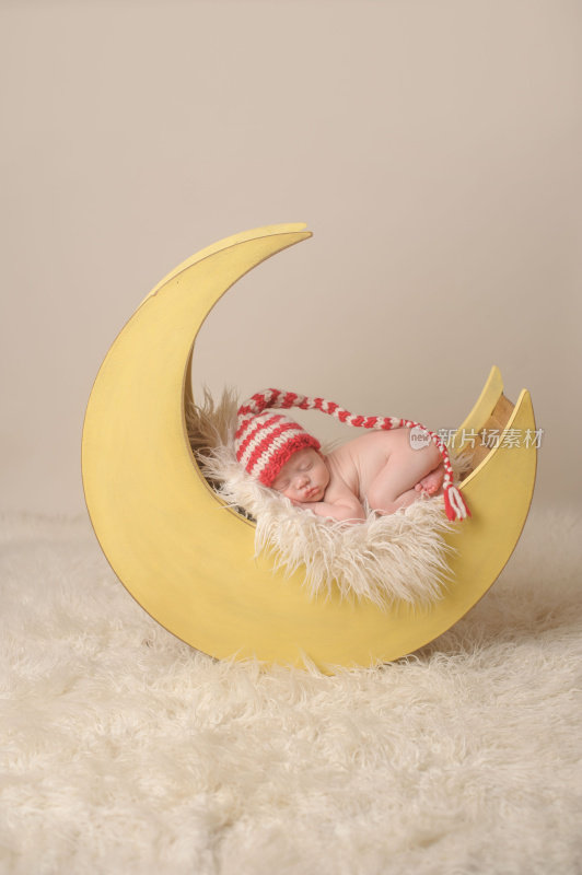 早产儿戴着帽子在月亮支柱下平静地睡觉