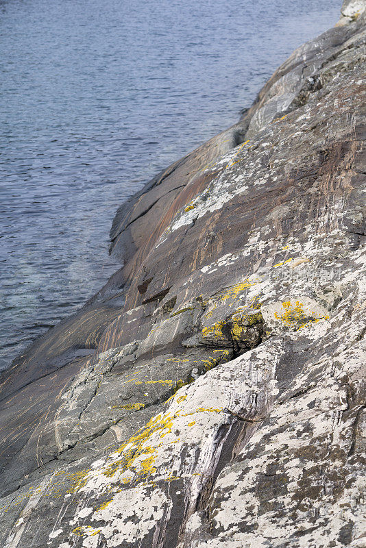 挪威峡湾的岩岸