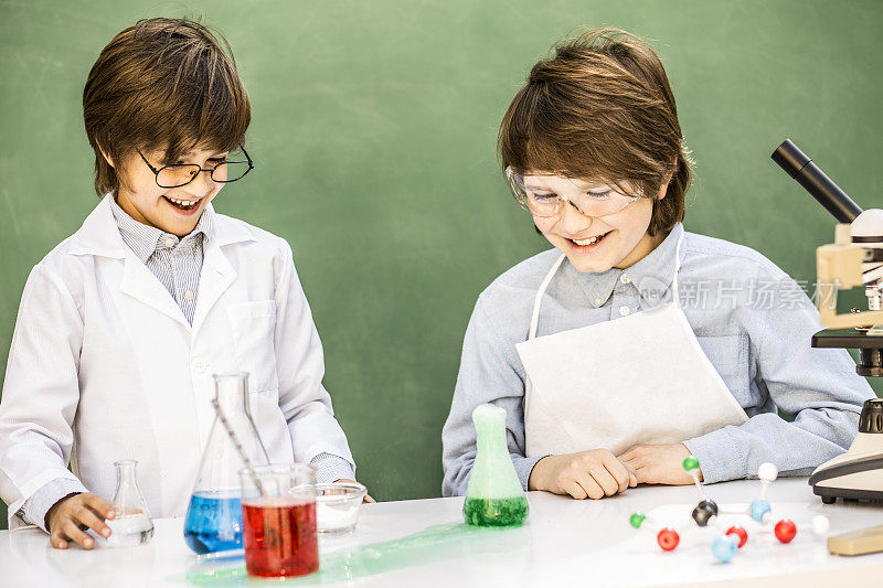 小科学家!小学生在科学实验上合作。