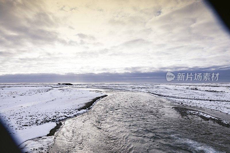 冬季景观与河流在冰岛东南部