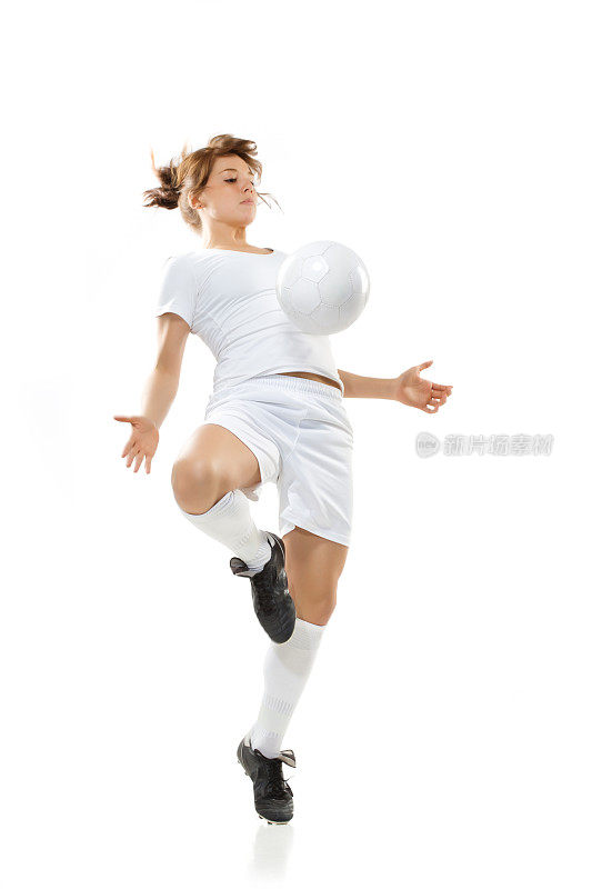 女足球运动员把球放在胸前