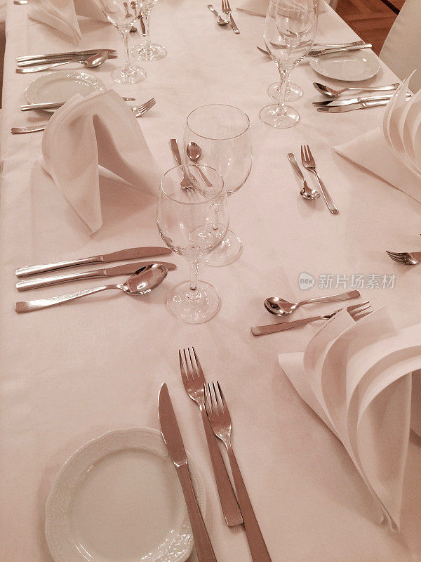 白色的婚宴餐桌为晚餐做好了准备