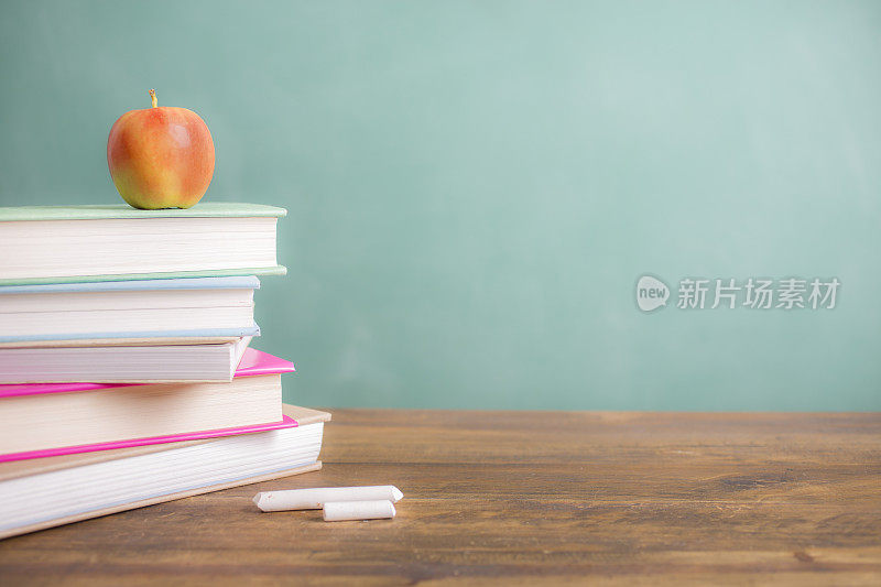 回到学校。教育。课本，桌上有苹果。黑板。