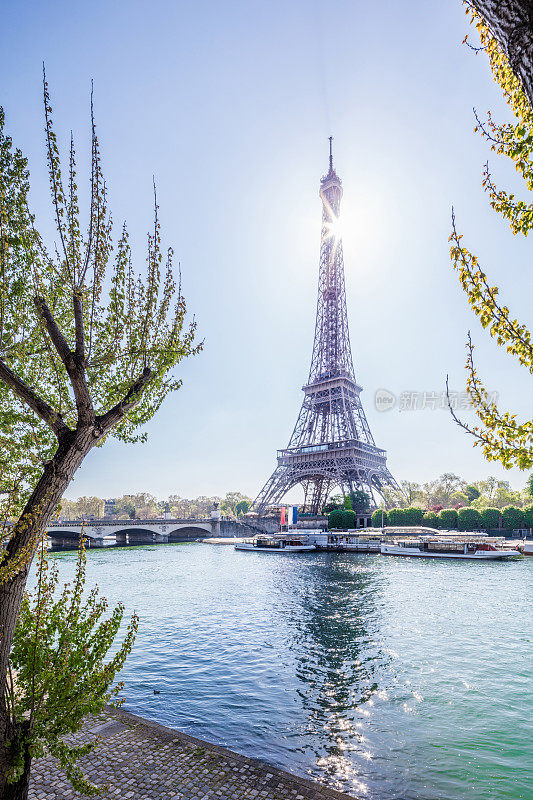 法国巴黎的埃菲尔铁塔，塞纳河