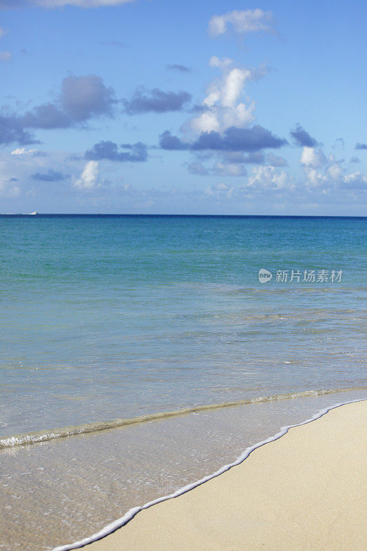 海浪平静的海滩景色