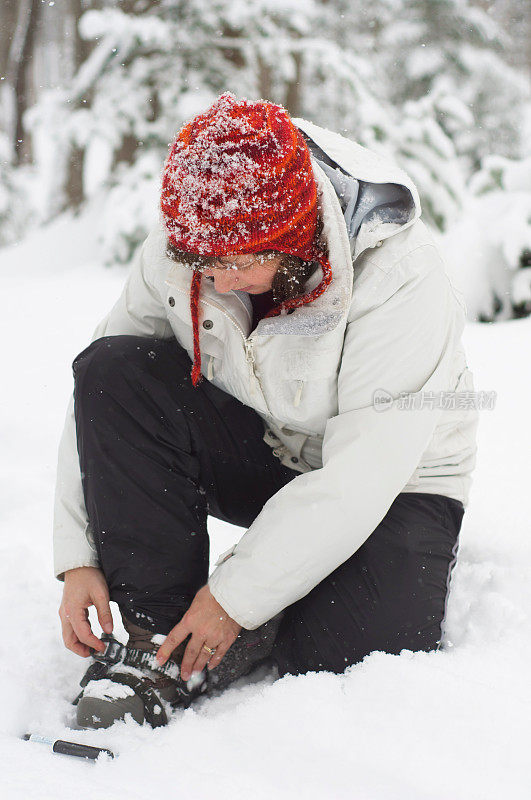 冬天森林里穿着雪鞋的女人